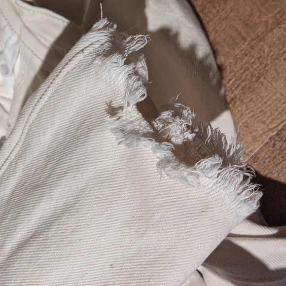 White Levi's 501 Cropped - Picture 5 of 6